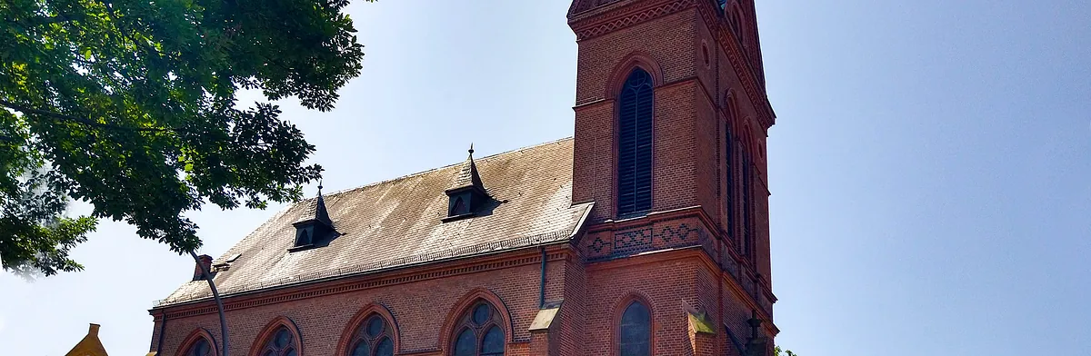 Melanchthon-Kirche, seitliche Ansicht mit Kirchenschiff