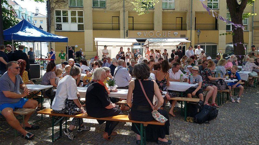 Tauffest 2023: Gäste an Biertischgarnituren