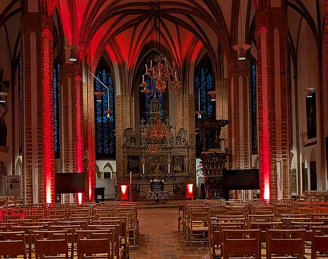 Rotangestrahlter Kirchraum der gotischen St. Nikolaikirche