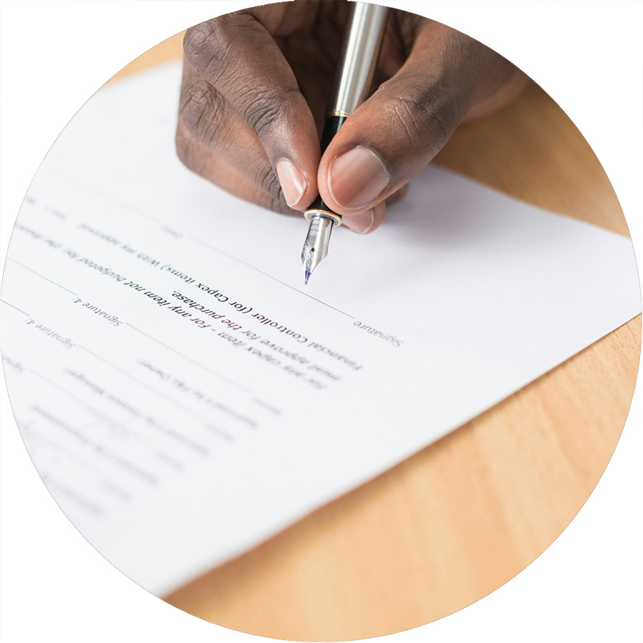 Symbolbild: Eine Person unterschreibt ein Dokument.