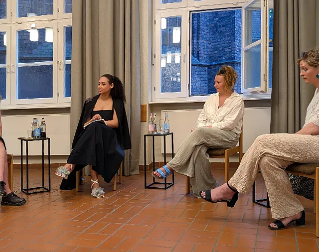 Paneltalk mit 4 Frauen auf Stühlen