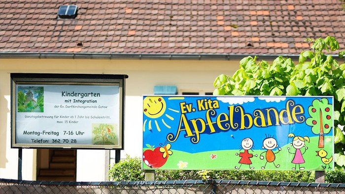 Banner Kita Apfelbande vor dem Gebäude