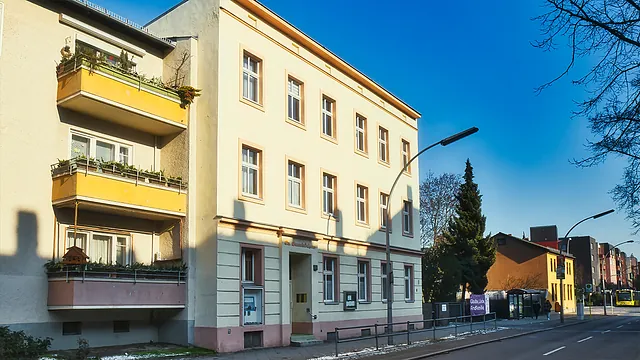 Wohngebäude an einer Straße, über dem Eingang steht klein Ev. Kirchengemeinde Klosterfelde