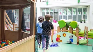 Kinder im Bewegungsraum der Kita Regenbogen
