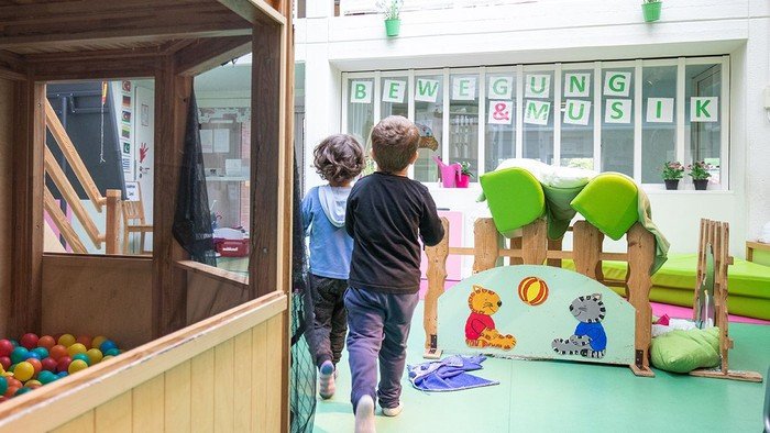 Kinder im Bewegungsraum der Kita Regenbogen