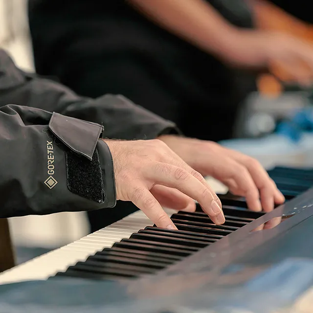 Keyboarder am Spielen