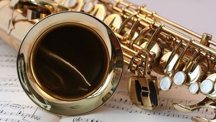 Saxophon auf Notenblatt