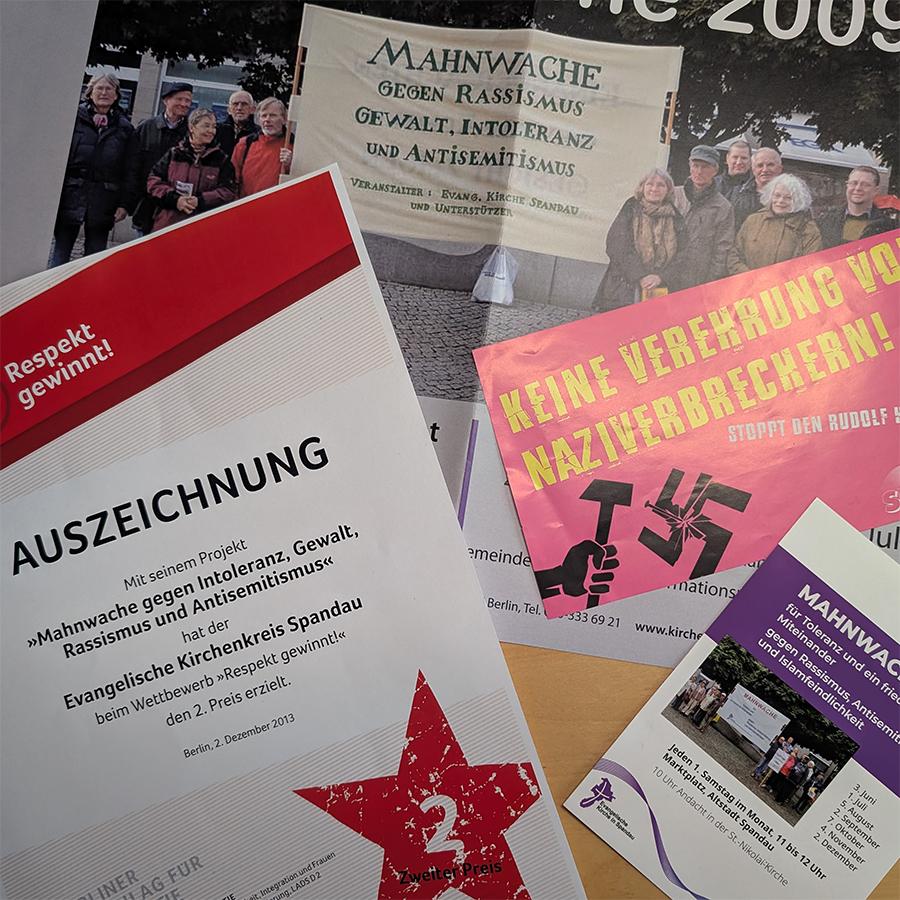 Alte Plakate und Flyer der Mahnwache, Auszeichung "Respekt gewinnt"