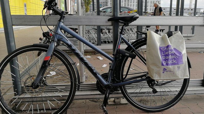 Fahrradtasche am Fahrrad: Glaube, Liebe, Radelglück.