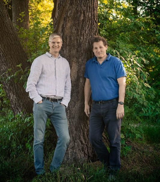 Pfarrer Alexander Remler und Nicolas Budde im Wald.