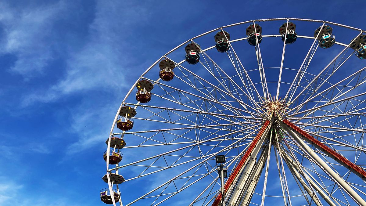 Riesenrad vor blauem Himmel