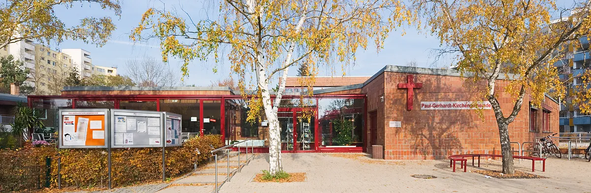 Paul-Gerhardt-Kirchengemeinde: Ein Flachbau mit vielen Fensterflächen und Backsteinwänden.