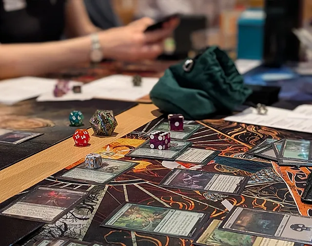 Nahaufnahme Sammelkartenspiel Magic mit Karten, Würfeln und Beutel