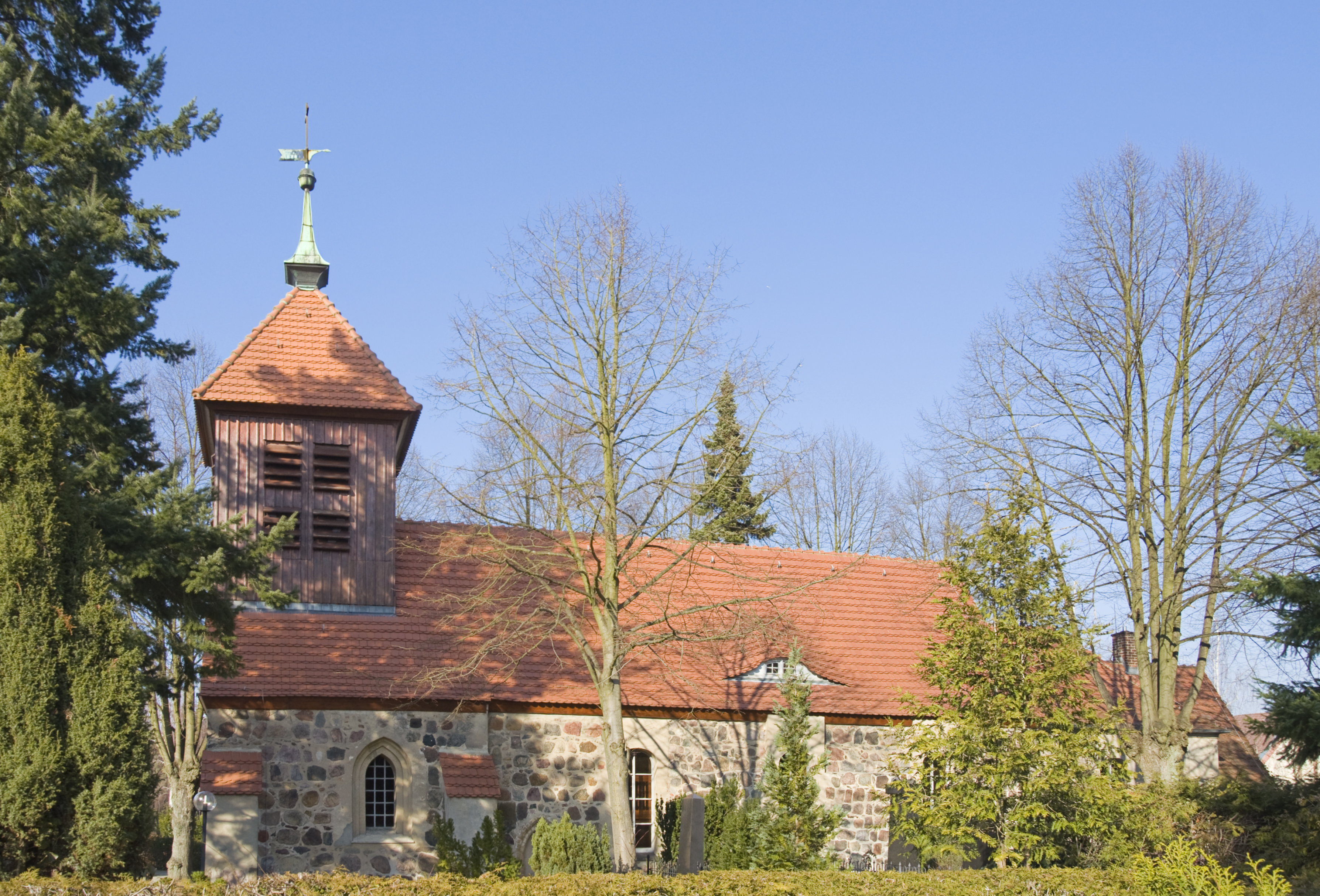 Außenansicht: Die Dorfkirche Gatow mit Turm und Kirchenschiff