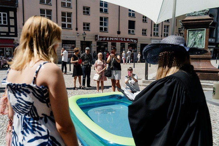 Tauffest 2023: GEspräch Täufling und Pfarrerin