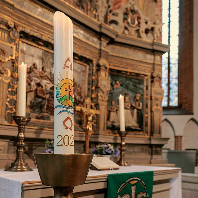 Große verzierte Osterkerze am Schnitzaltar von St. Nikolai