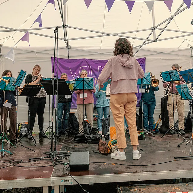 Posaunenchor spielt auf der Bühne