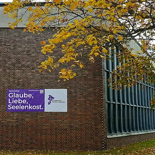 Kirche am Waldkrankenhaus, Banner mit dem Schriftzug: Glaube, Liebe, Seelenkost.