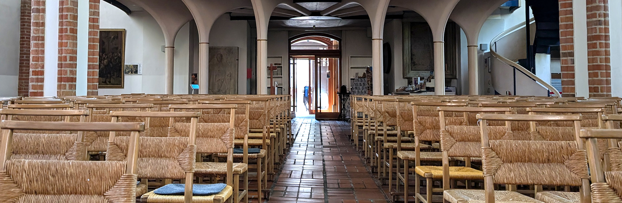 Blick vom Kirchenschiff von St. Nikolai zum offenen Eingang