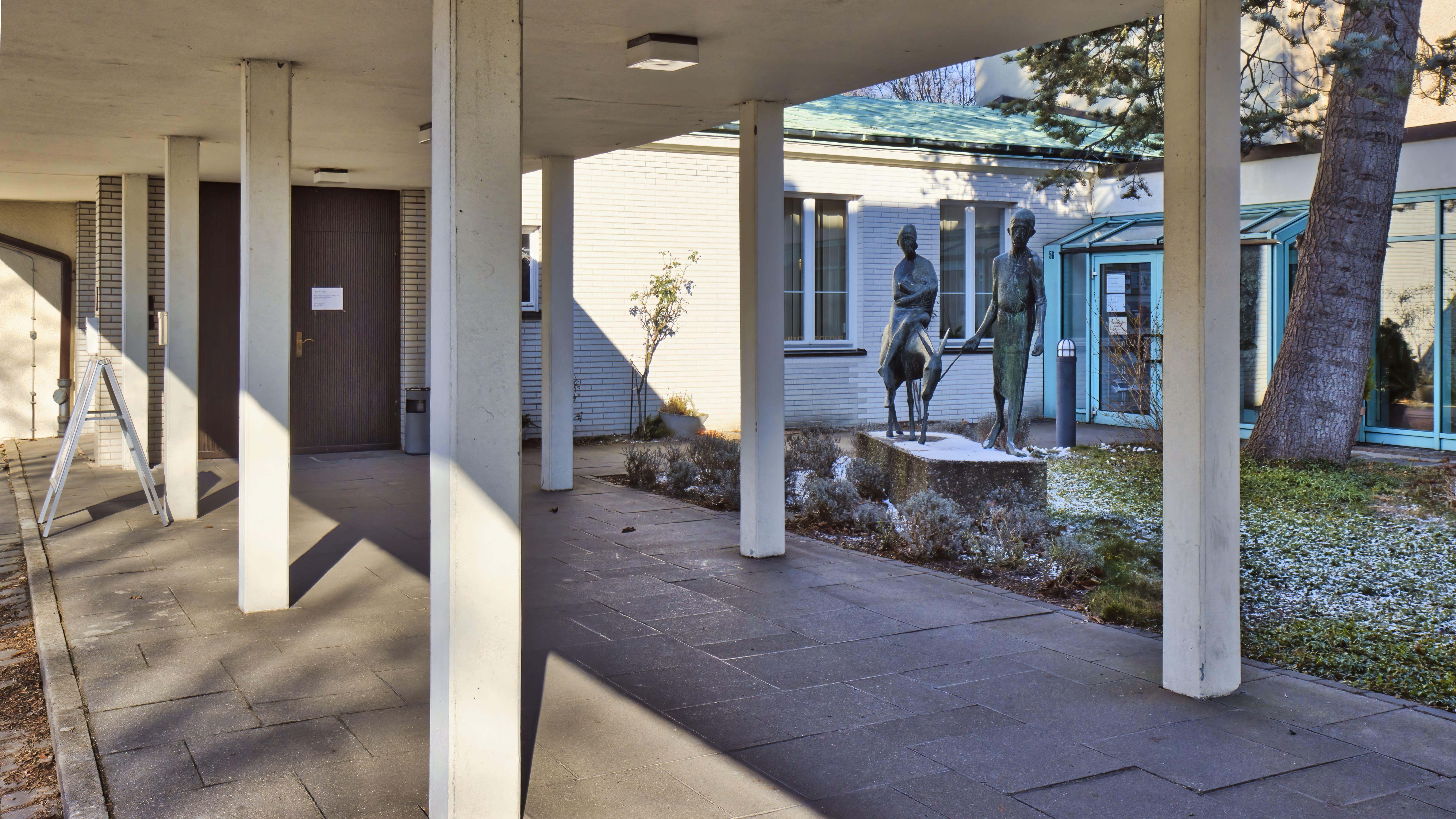 Eingang der Weihnachtskirche mit Skulptur "Heilige Familie auf der Flucht nach Ägypten" (ein Paar mit einem Esel)