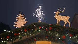Weihnachtsmarktstand mit leuchtender Deko