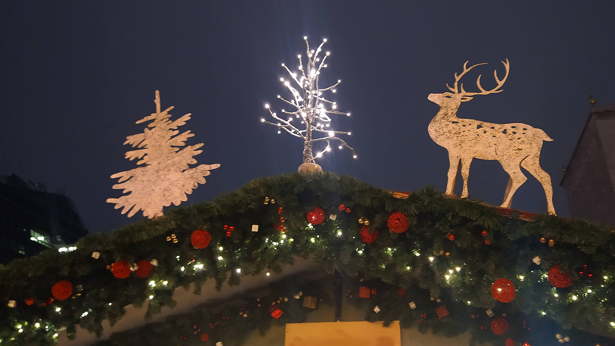 Weihnachtsmarktstand mit leuchtender Deko