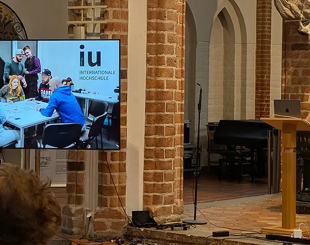 Frau mit Mikro hält Präsentation zum Gaminggestaltung in der Kirche
