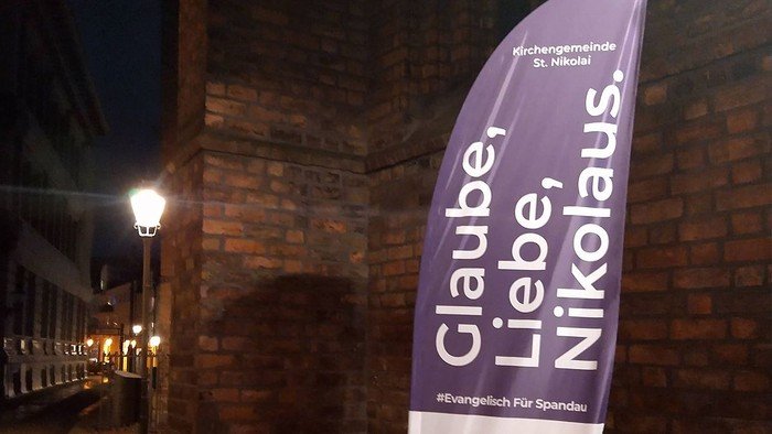 Lila Beachflag: Glaube, Liebe, Nikolaus.