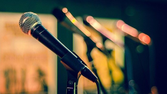 Symbolbild: Eine Reihe von Mikrophonen