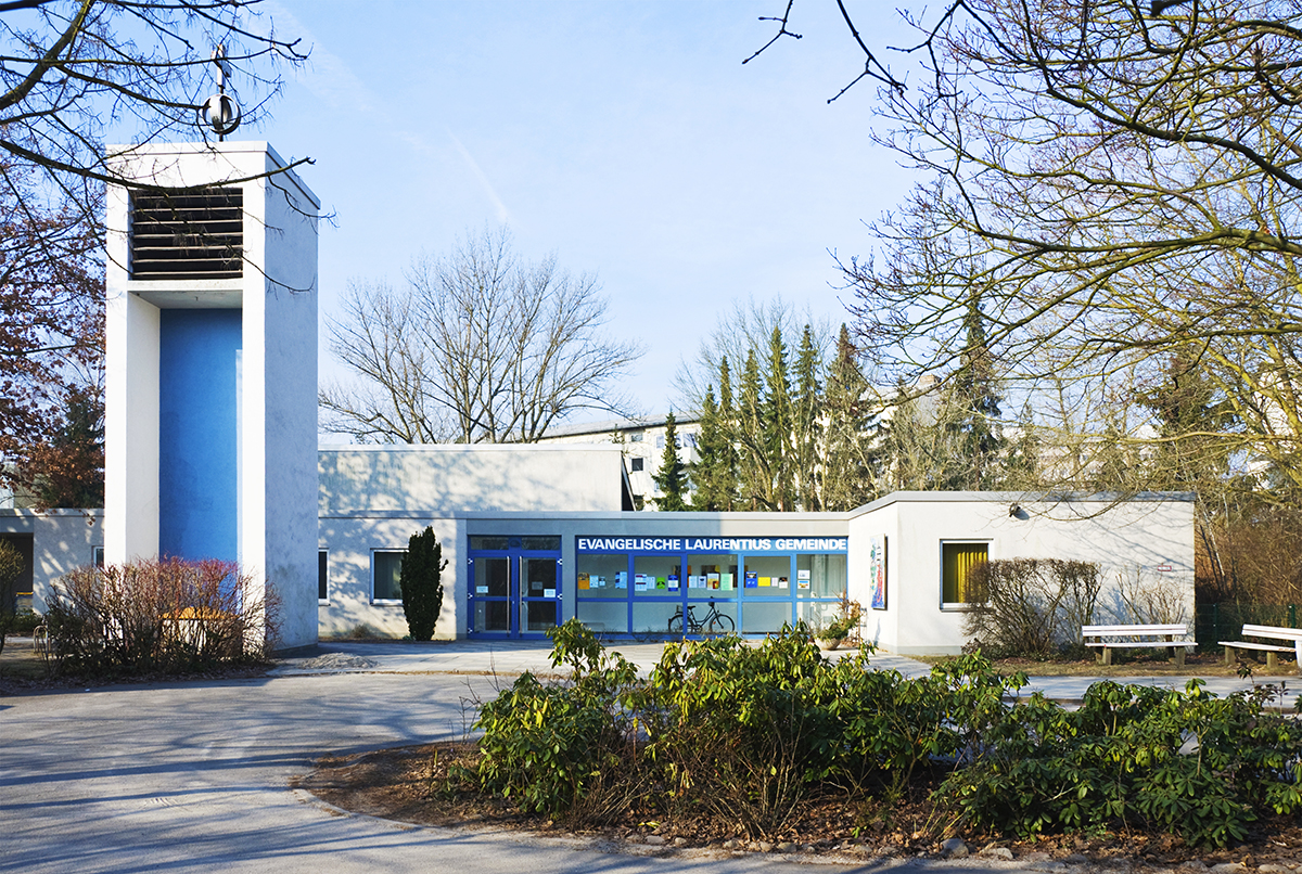 Laurentiuskirche, eine moderne kubische Kirche aus Beton mit blauen Akentflächen/Streben