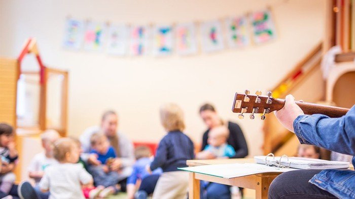 Kinder bei der musikalischen Früherziehung in der Krippe Melanchthon