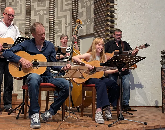 Musikgruppe mit 3 Männern und einem Mädchen an der Gitarre und einer Frau am Kontrabass im Altarraum der Christophoruskirche