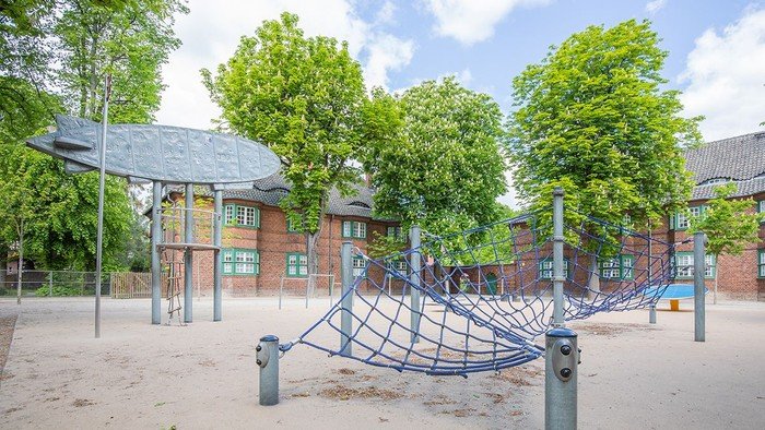 Hof mit Klettergerüsten vom Hort und Grundschule in Staaken-Gartenstadt
