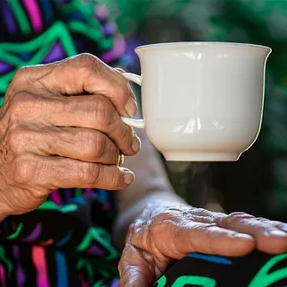 Symbolbild: Eine alte Frau hält eine Tasse in der Hand