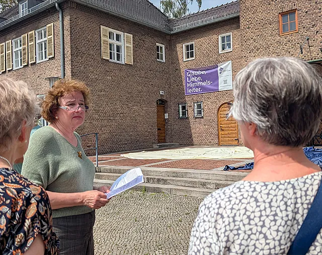 Kirchenführerin und 3 Zuhörerinnen vor der Christophoruskirche