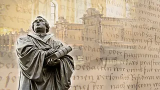 Standbild von Martin Luther, im Hintergrund handschriftlicher Text und Kirchenbänke
