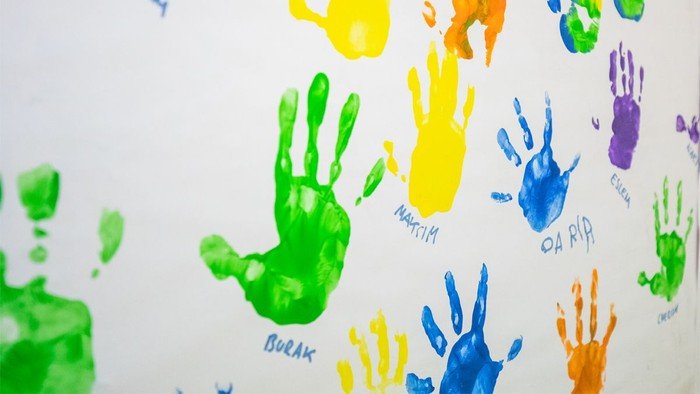 Handabdrücke an einer Wand