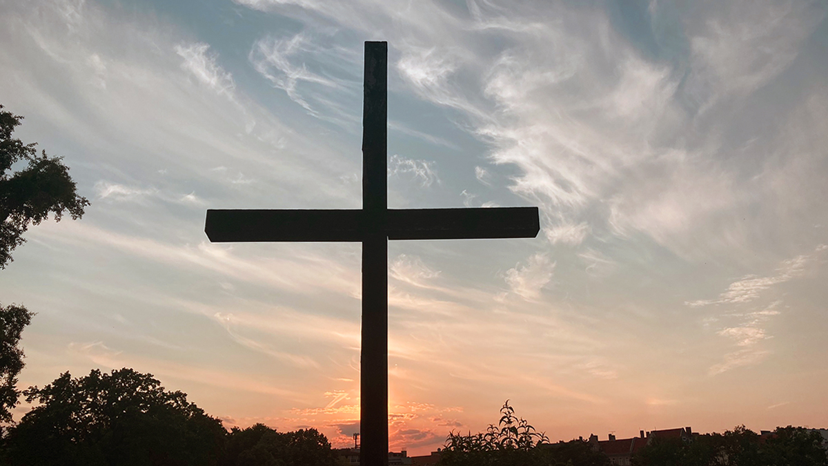 Symbolbild: Kreuz vor Abendhimmel