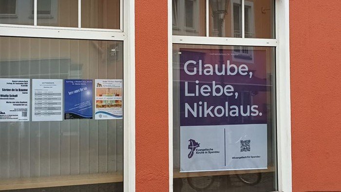 Lila Banner im Schaufenster: Glaube, Liebe, Nikolaus.