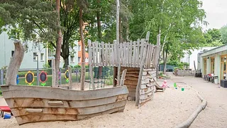 Piratenschiff im Außengelände der Kita Senfkorn