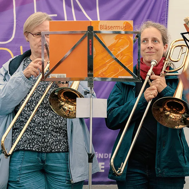 Posaunenchorspielerinnen spielen auf Bühne
