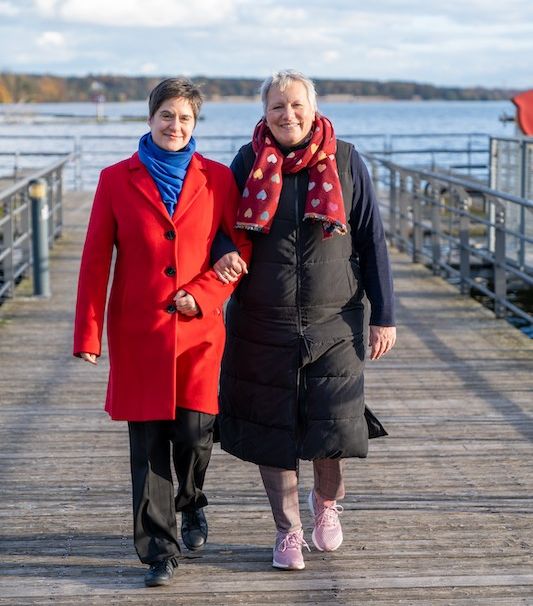 Die Küsterinnen Nadine Kleinicke und Bettina Oltersdorff am Steg an der Havel.