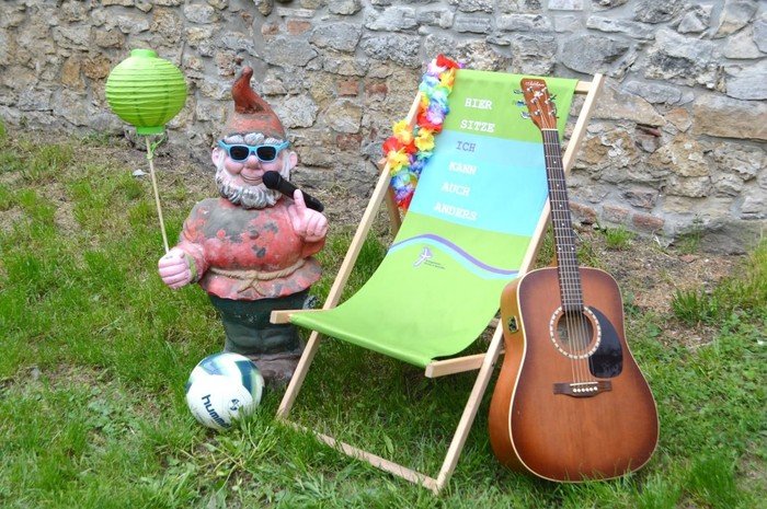 Liegestuhl der AJAKS mit Gartenzwerg, Gitarre und Fußball