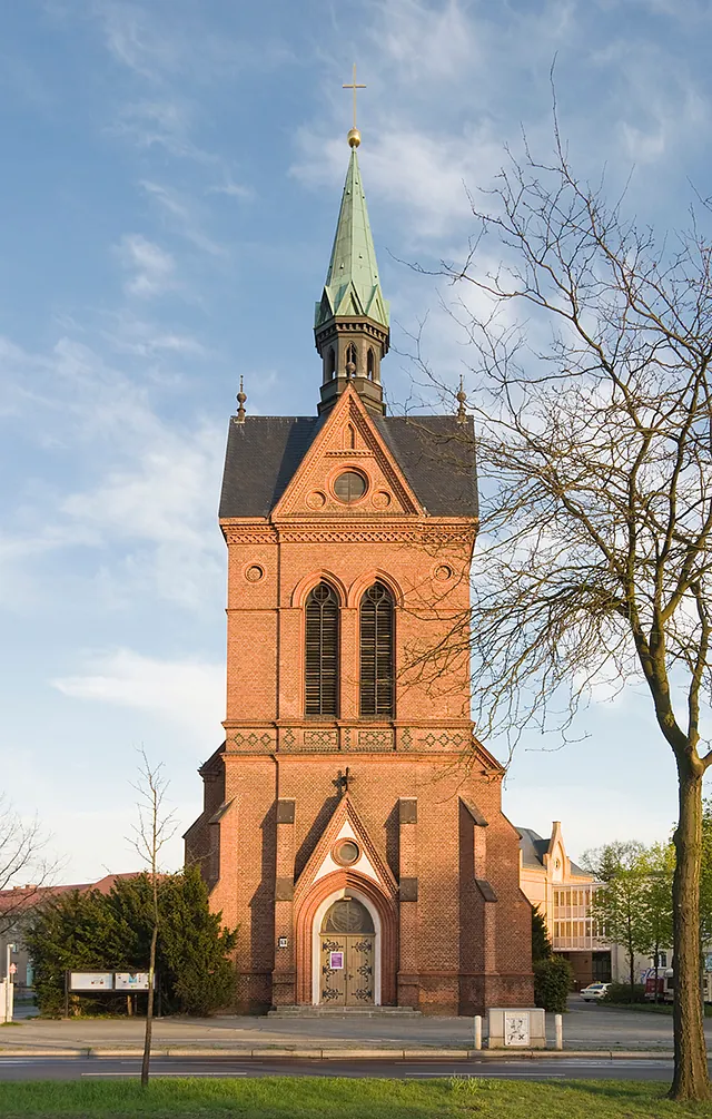 Melanchthon-Kirche, ein hoher schmaler Backsteinbau mit spitzem Turm