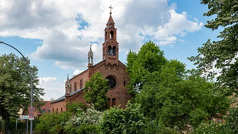 Kirche St. Maria am Behnitz zwischen Bäumen
