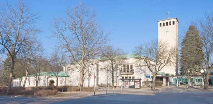 Ansicht der Weihnachtskirche mit hohem Turm
