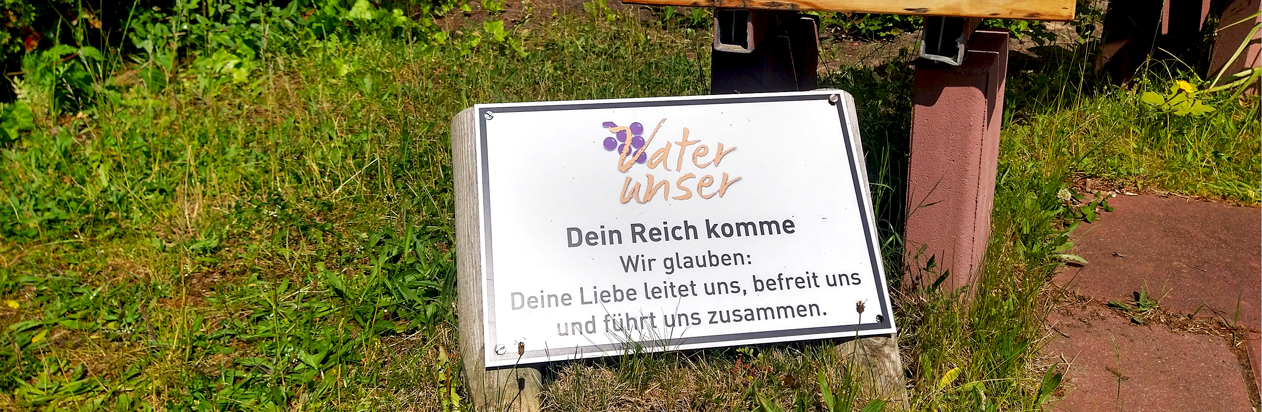 Tafel vom Vater-unser-Weg im Gras