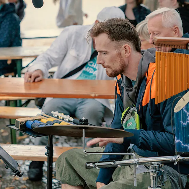 Percussionist mit Instrumenten